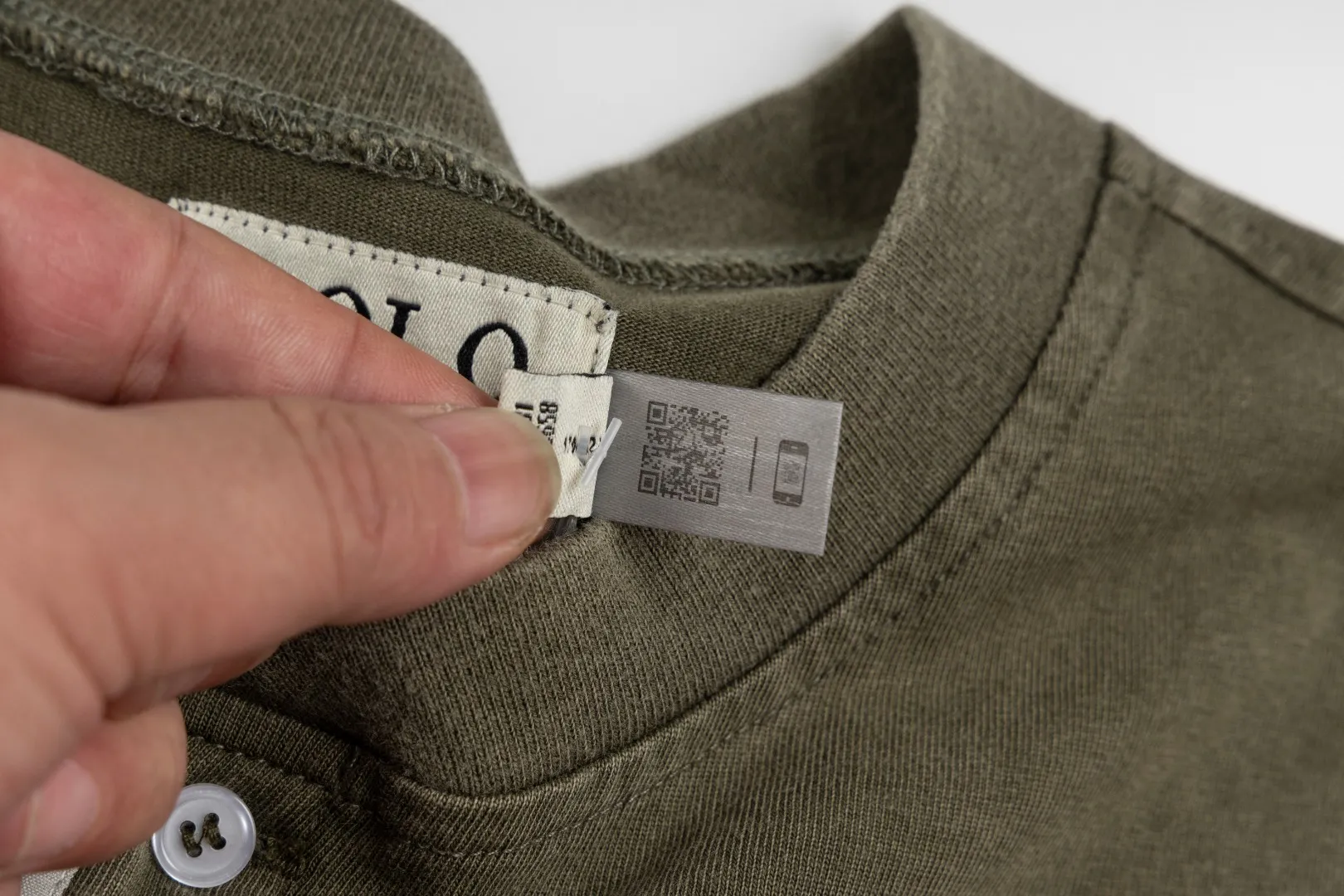 P196 #R85 Ralph Lauren washed heavy brushed distressed henley stand-up collar open chest long-sleeved bottoming shirt thin sweatshirt fabric 100% Xinjiang long-staple cotton, imported embroidered logo on the chest custom threaded collar, classic embroidery, the highest version, suitable for business and leisure daily use! 🌘3-button placket, laser logo pearlescent resin buttons, cuffs and hem are double-stitched, different from the currency version. Washed and distressed, sand-washed and stir-fried. Color: White, Black, Navy Blue, Army Green, Gray Size: S M L XL Length: 69/70/72/75 Bust: 102/108/116/124 Shoulder width: 43/45/47/49 Recommended weight: 100-120/120-140/140-160/160-180 pounds
